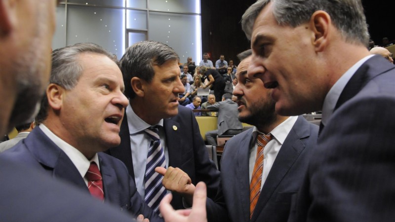 Deputados votaram o PL 15/2016 nesta terça-feira (1)