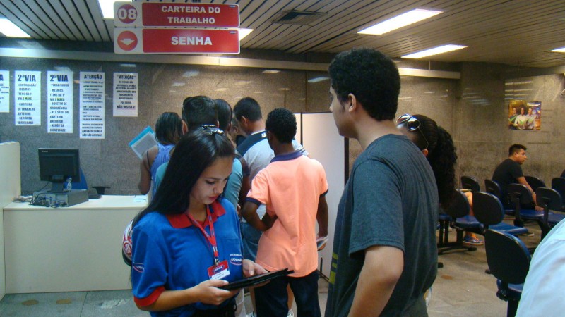 Cidadãos estão sendo orientados nas unidades a realizar o agendamento de serviços