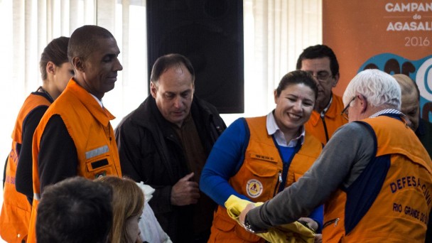Servidores do Planejamento realizam entrega para equipe da Defesa Civil