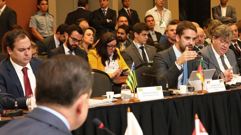 Ao lado dos outros 26 chefes do Executivo do país, Eduardo Leite compareceu ao evento desta quarta-feira em Brasília