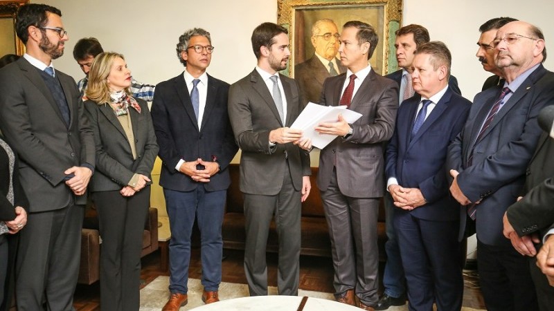 Governador, acompanhado do vice Ranolfo e de secretários, esteve na Assembleia para entregar projetos ao presidente Lara