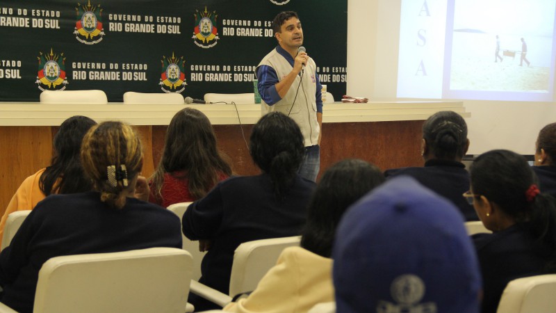 O educador ambienal do DMLU, Coimbra, falou da importância da conscientização da população em educação ambiental