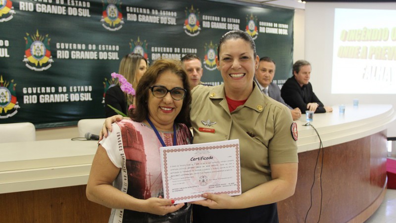 A entrega dos certificados foi efetivada pela responsável em treinamentos no 1º Batalhão do Corpo de Bombeiros Militar
