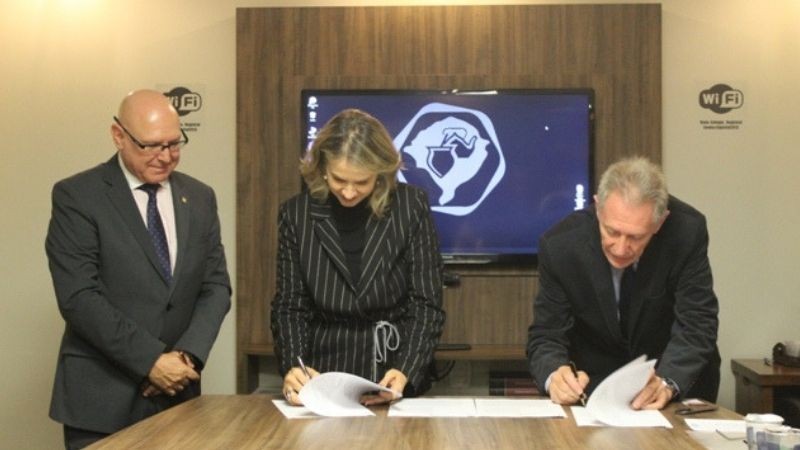 
Termo de cooperação entre Seplag, IRIRGS e Colégio Registral do RS foi assinado na última quarta-feira (19)
