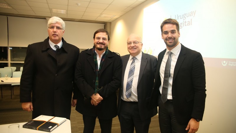 Estima, Gastal, José Clastornik (diretor executivo da Agesic) e Leite na agência de governo eletrônico do Uruguai