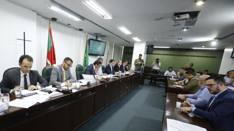 Deputados de 13 bancadas participaram de reunião na Assembleia com secretários e técnicos do Executivo