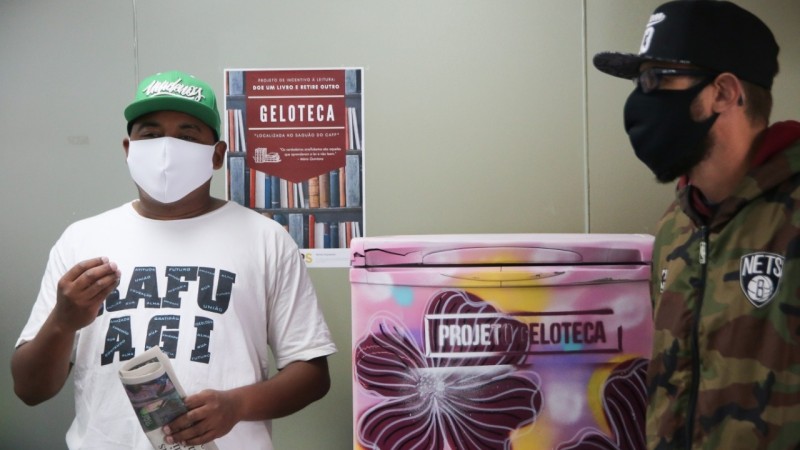 Os rappers Rafa Rafuagi (E) e Adriano de Souza Peixoto, o Dplay, são responsáveis pelo projeto
