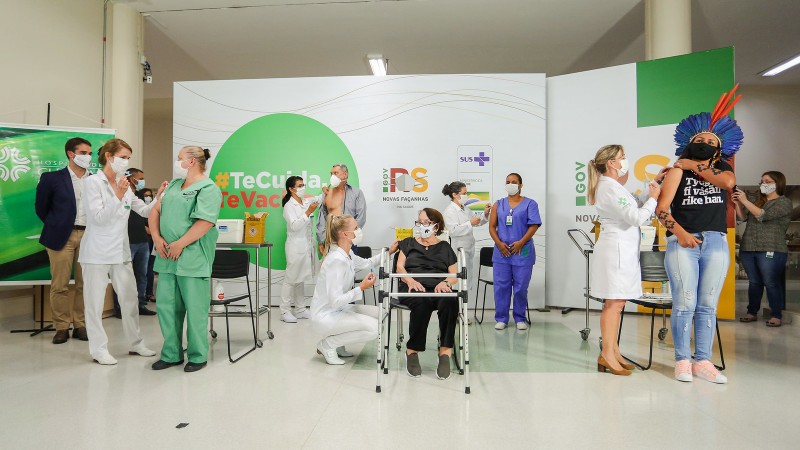 Às 23h45 da segunda (18), foram aplicadas as primeiras cinco doses da vacina contra a Covid-19 no RS