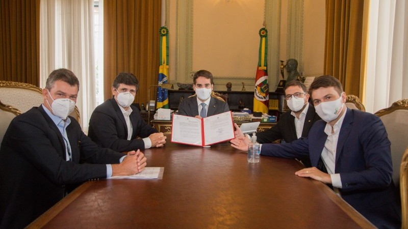 Eduardo Bier e Mohamed Parrini, do HMV, participaram do ato com o governador, Claudio Gastal, da SPGG, e Marcus Almeida, do IPE