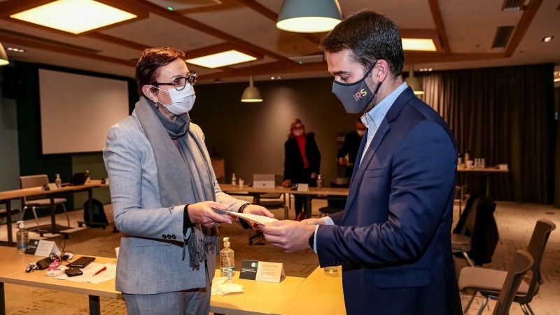 Presidente da Microsoft no Brasil, Tânia Cosentino entregou documento a Leite que oficializa o interesse em firmar acordo com RS