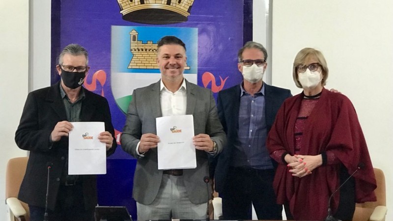presidente do IPE Saúde, Júlio Riuvo; prefeito de Bagé, Divaldo Vieira Lara; vice-prefeito Mario Mena e secretária Sônia Leite