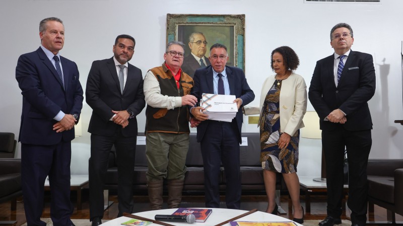 Governador entrega o Ploa para o presidente da Assembleia, deputado Valdeci Oliveira