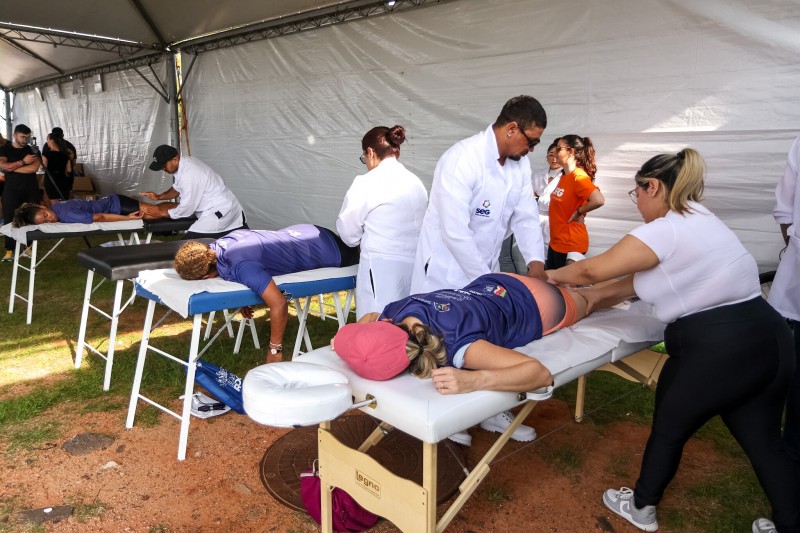 Ao longo da orla, foram instalados espaços com diversos serviços, entre eles atendimentos de massoterapia