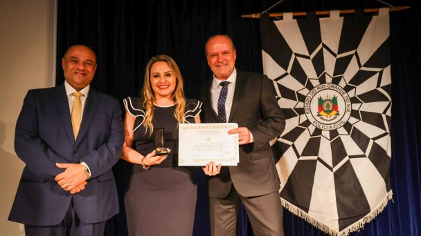 Secretária Danielle Calazans foi uma das agraciadas com a Medalha Tiradentes. 