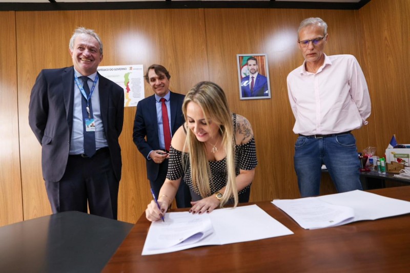 Secretária Danielle Calazans participou da assinatura do acordo