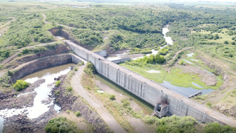 Localizada na divisa dos municípios de Dom Pedrito e Lavras do Sul, a obra é estratégica para o combate às estiagens na região