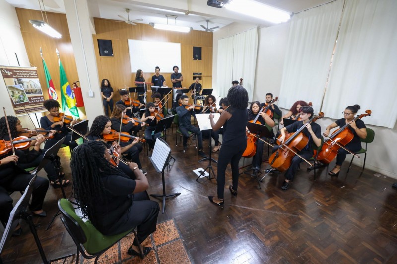 A Orquestra Jovem do Theatro São Pedro apresentou compositores nacionais e estrangeiros