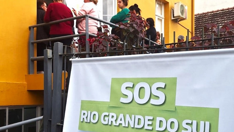 A entrega dos cartões para as famílias beneficiadas começou em 17 de maio
