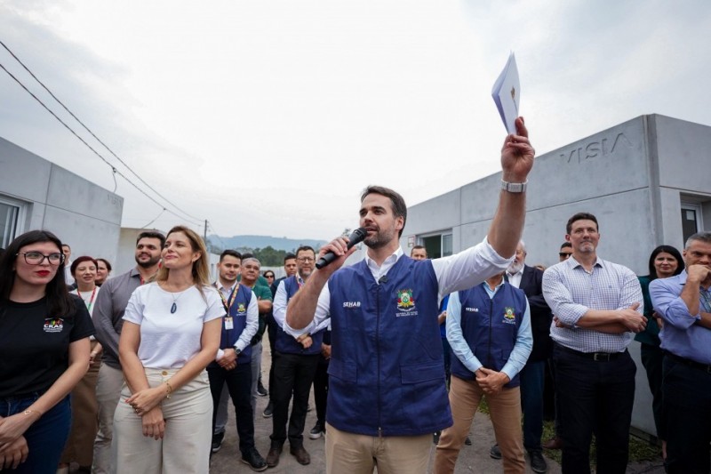 Leite destacou que a entrega devolve dignidade, privacidade, conforto e carinho para as famílias atingidas pelas enchentes