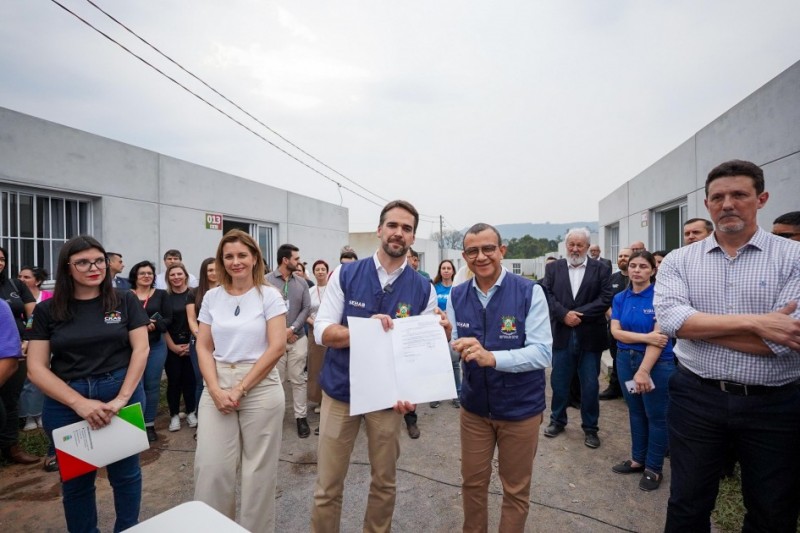 Cada unidade possui 27m² e é composta por dormitório, sala e cozinha conjugadas e banheiro, além do mobiliário sob medida e eletrodomésticos de linha branca. A estrutura de aço galvanizado e concreto ganhou elementos que garantem resistência e conforto para os moradores.
“A solução definitiva de moradia para o maior número de famílias é nossa meta e nosso foco de trabalho. Saber que levamos um pouco de felicidade a quem já sofreu muito nos estimula a buscar a celeridade na entrega dessas residências. Não podemos mais depender do tijolinho por tijolinho, ou de um único método construtivo. Por isso, buscamos opções com celeridade de entrega”, disse o titular da Sehab, Carlos Gomes.
Por dispensar construção no local, os módulos são ambientalmente favoráveis, pois não geram resíduos de obra e possibilitam uma economia de oito vezes menos água em comparação com métodos tradicionais. A empresa Visia Construção Modular, contratada pela Sehab, trouxe o método da Europa e já entregou 8 mil desses módulos em todo o país.
O governador Eduardo Leite e o secretário de Habitação e Regularização Fundiária, Carlos Gomes, participaram do ato de entrega