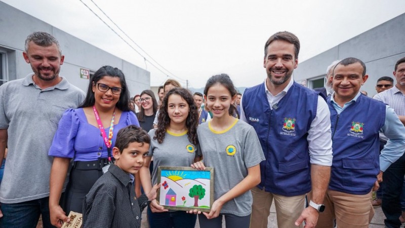 As famílias receberam um quadro com um desenho como presente de decoração para o novo lar