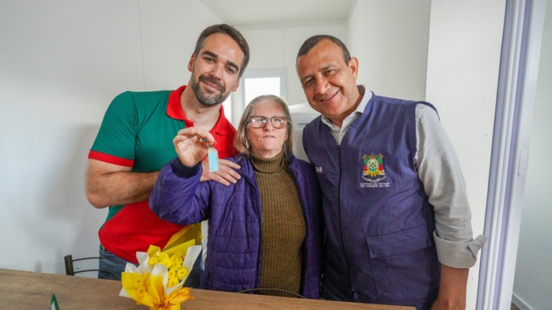 As famílias receberam as chaves do governador Eduardo Leite e do titular da Sehab, Carlos Gomes