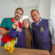 As famílias receberam as chaves do governador Eduardo Leite e do titular da Sehab, Carlos Gomes