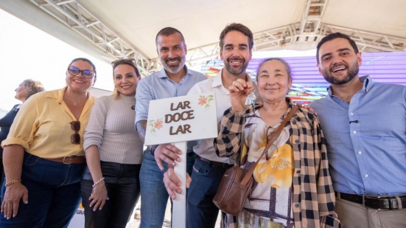 Governador e vice, ao lado de secret&aacute;rios de Estado, celebraram entrega &agrave;s fam&iacute;lias