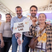 Governador e vice, ao lado de secret&aacute;rios de Estado, celebraram entrega &agrave;s fam&iacute;lias